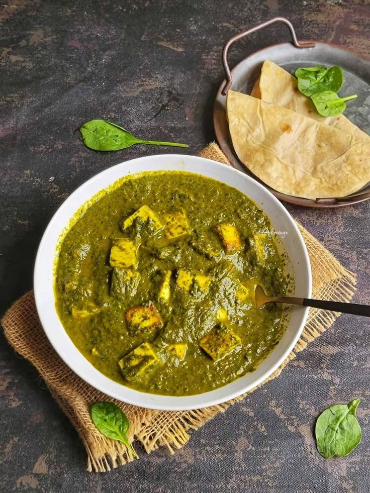 Soft paneer cubes cooked in creamy spinach gravy, served with Indian flatbread.